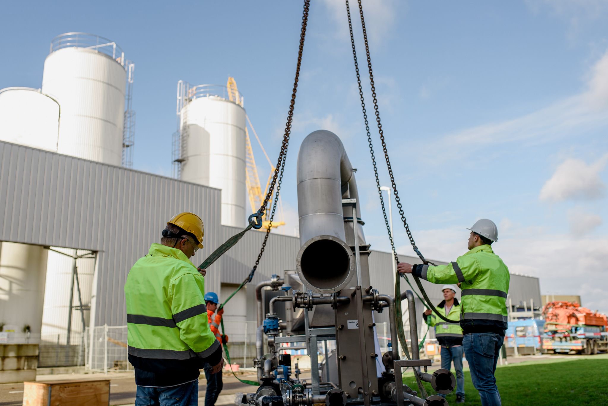 Engineers on site preparing a Thermal Energy International solution for lifting and installation