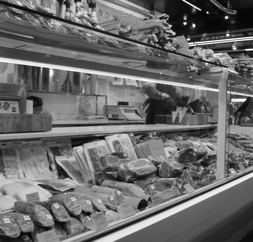 Lada chłodnicza z różnymi produktami mięsnymi