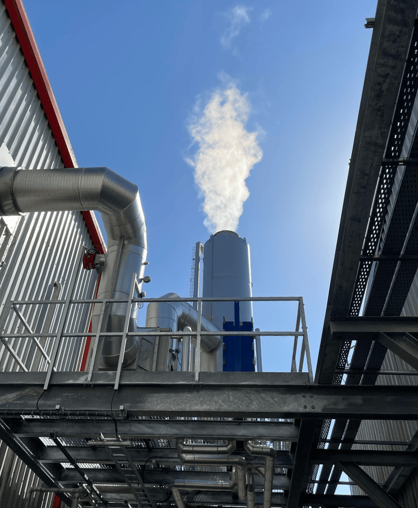 Vapeur s’échappant d’un système de désembuage industriel